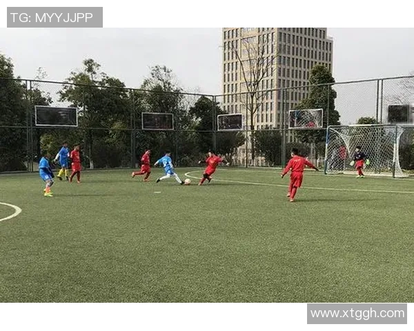 在音乐视频中尽情挥洒汗水与激情的足球盛宴